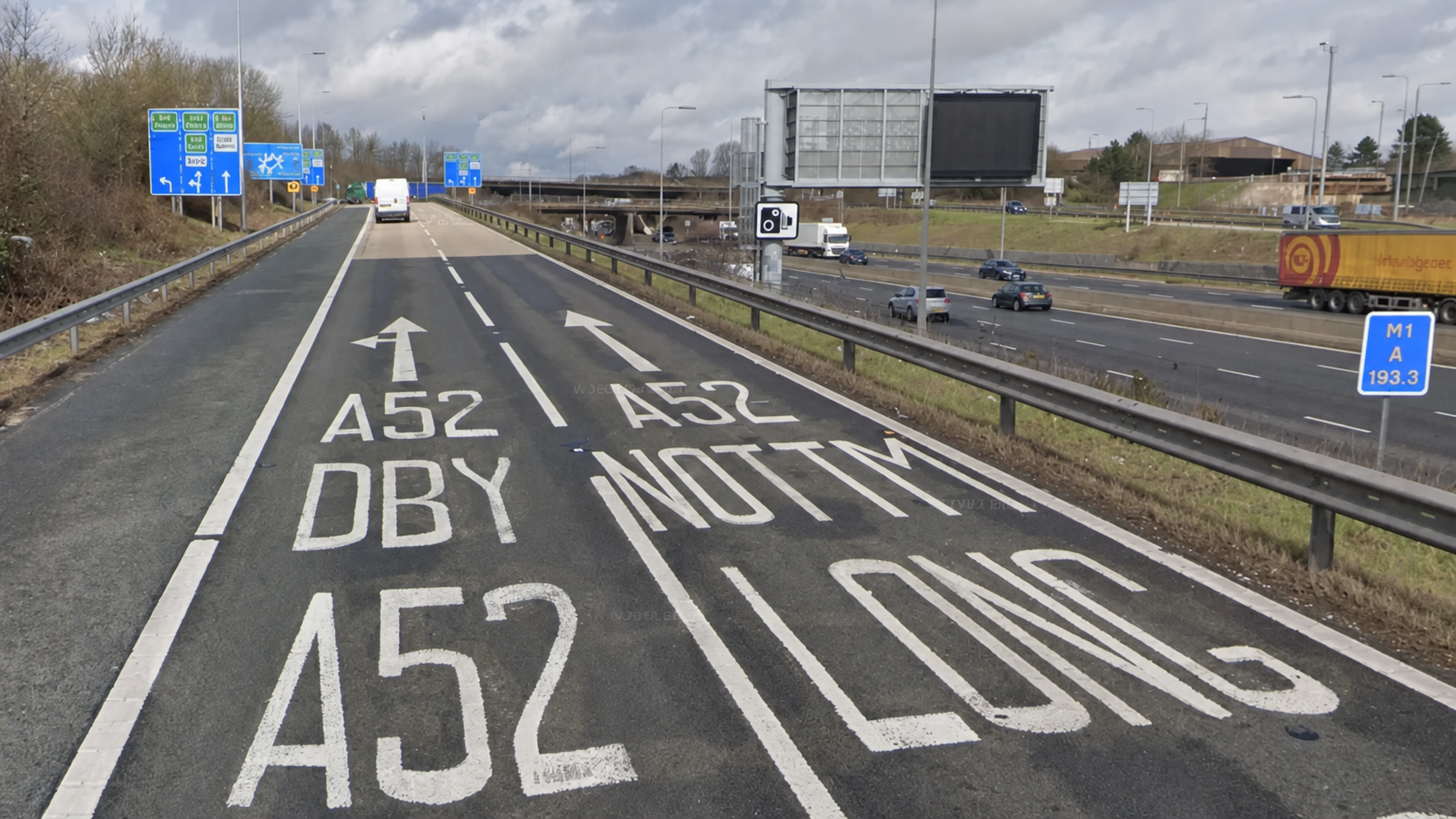 The A52 approach to M1 Junction 25, with lanes marked for Derby and Nottingham